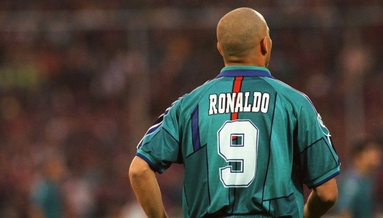 Zdjęcie Ronaldo z meczu w rozgrywkach europejskich, gdzie UEFA nie zezwoliła na logo Kappy na numerze